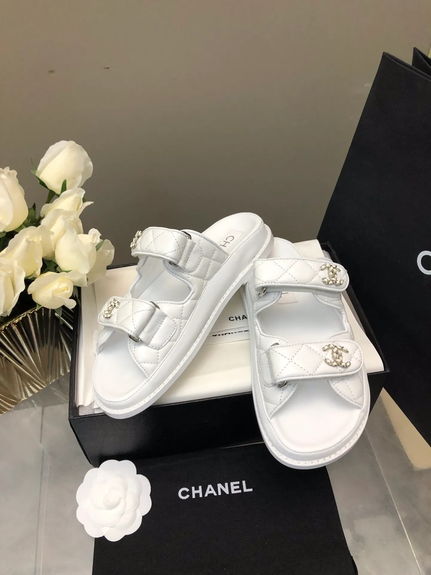 👟👟Ex-factory price 480👟👟 2024 chanel 24👟👟Ex-factory price Sandals new products Xiaoxiang Velcro slippers 24 spring and summer new products The transformation of classic models, so beautiful! Diamond platform platform sandals, slippers, elegant and noble, comfortable and versatile. Upper: lambskin. Foot pad: sheepskin. Sole: cowhide bottom. Size: 35-41. Top quality.